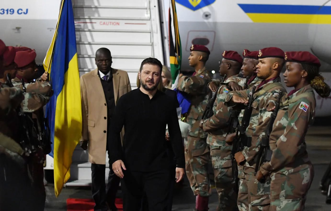 President Volodymyr Zelenskyy arrives in South Africa for his first official visit, welcomed by Minister Ronald Lamola. Photo: DIRCO ZA