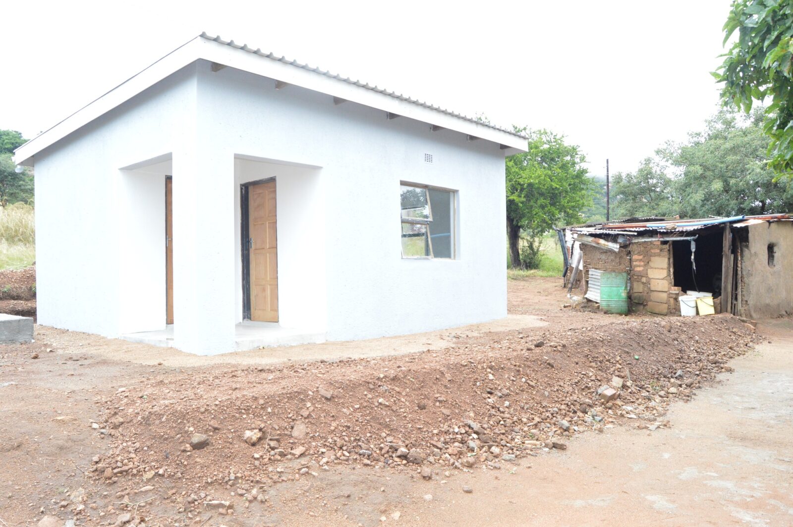 Deputy Prime Minister Thulisile Dladla hands over the new house to Mkhulu Albert Magongo in Macetjeni.