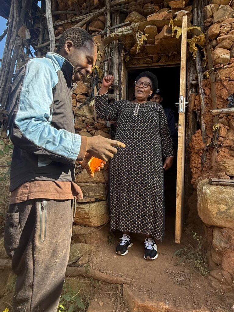 Deputy Prime Minister Thulisile Dladla visits Mlulami Dlamini's unique two-story mud house in KaMagele, Hlathikulu.
Photo: DPM Office