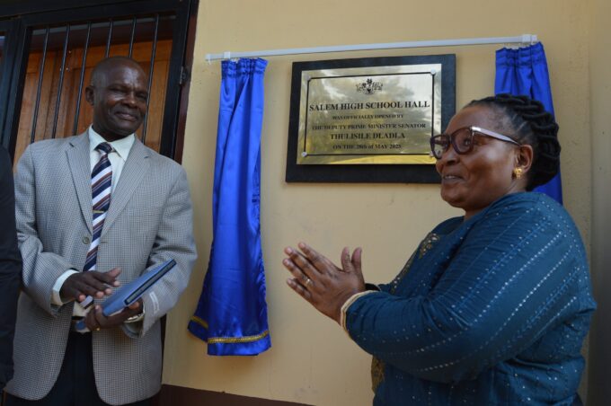 Deputy Prime Minister Thulisile Dladla unveiling the plaque to officially open the new school hall at Salem High School.