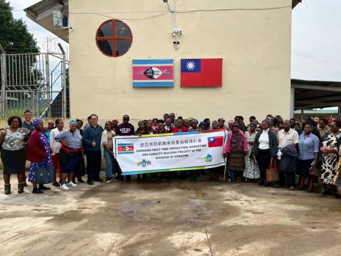Farmers from across Eswatini participate in a hands-on guava and dragon fruit cultivation workshop, learning composting techniques to improve sustainable farming. Photo by Taiwan Technical Mission