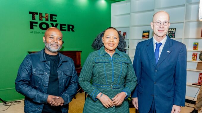 Minister of Foreign Affairs Pholile Dlamini Shakantu with German Ambassador Andreas Peschke and Eswatini Theater Club Chairman Phila Dlamini at the official opening of the renovated Foyer.