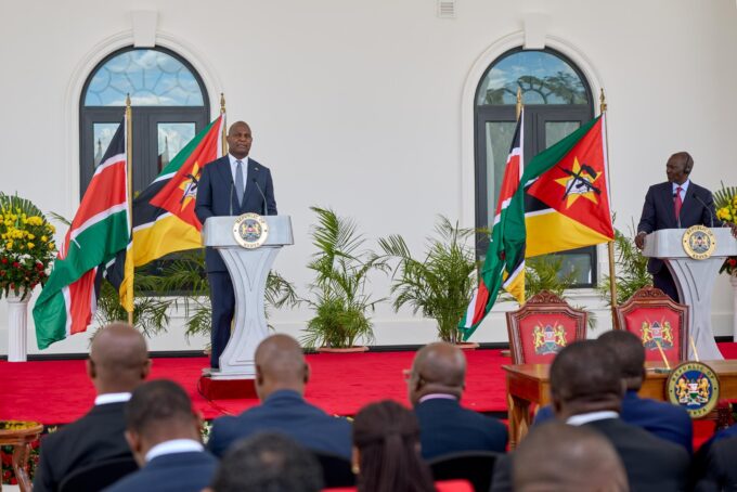 President William Ruto and President Daniel Chapo during the signing of bilateral agreements at State House Nairobi. Photo by Presidente Daniel Chapo.
