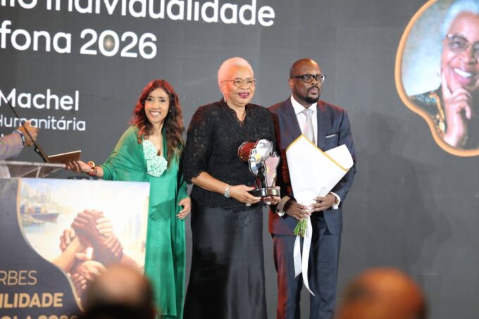 Mozambican social activist and Foundation for Community Development chairperson Graça Machel poses with her Lusophone Personality 2026 prize, awarded by Forbes África Lusófona in Luanda