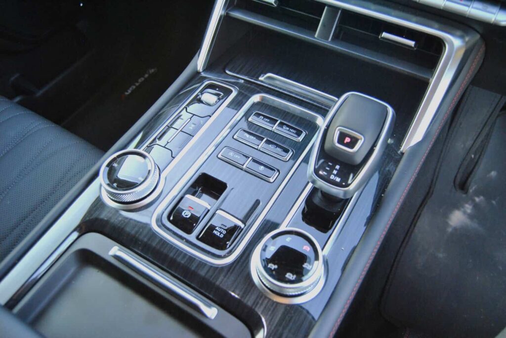 First road test of Foton Tunland V9
Floating centre console is replete with low range transfer case dial (L) and mode selector (R). Picture: Charl Bosch