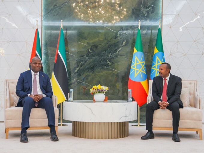 Prime Minister Abiy Ahmed today officially received President Daniel Francisco Chapo of Mozambique at Bole International Airport.