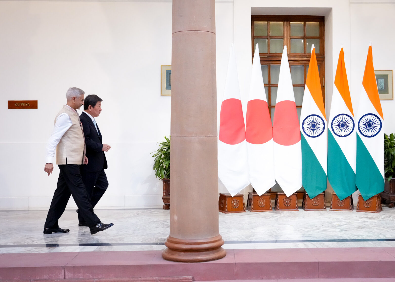Japanese Foreign Minister Toshimitsu Motegi (left) walks with Indian External Affairs Minister Subrahmanyam Jaishankar during bilateral talks in New Delhi on Monday. | Photo: MoFA Japan