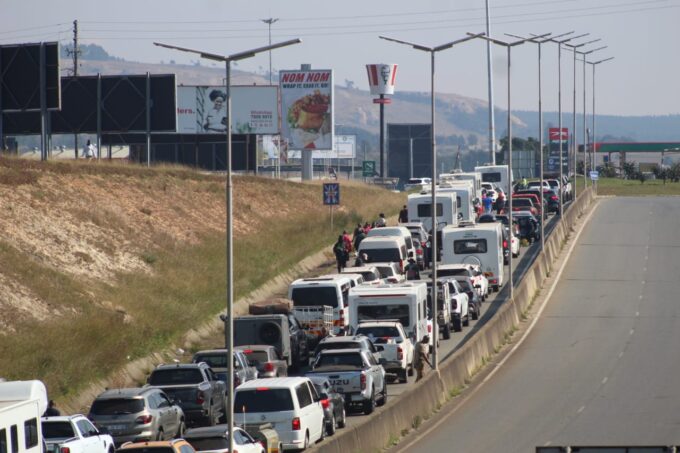 Vehicles gridlocked in heavy traffic approaching the Eswatini border post for the MTN Bushfire Festival weekend. (Photo: Eswatini Observer)