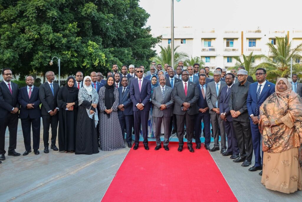 President of the Federal Republic of Somalia H.E. Hassan Sheikh Mohamud poses for a group photo with H.E. Abdisalam Ali, Minister of Foreign Affairs and International Cooperation, and other officials following the ministry’s recognition as the second best performing ministry in Somalia’s 2026 government wide evaluation. Photo credit: Ministry of Foreign Affairs of Somalia