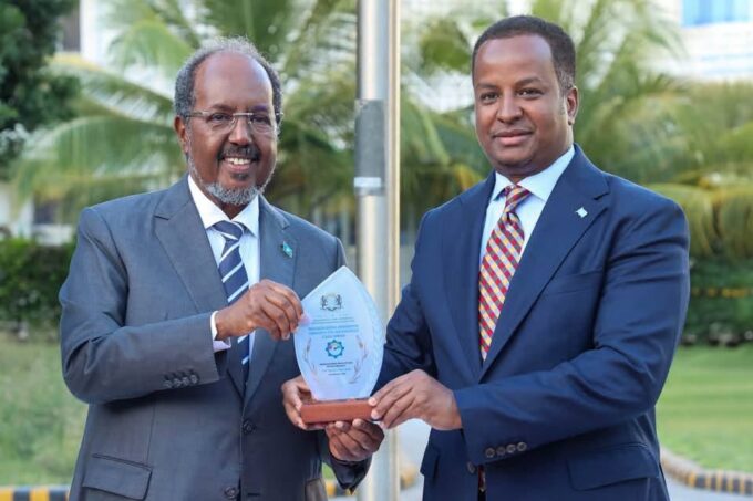 President of the Federal Republic of Somalia H.E. Hassan Sheikh Mohamud presents an award to H.E. Abdisalam Ali, Minister of Foreign Affairs and International Cooperation, recognising the ministry as Somalia’s second best performing ministry in the 2026 government wide evaluation. Photo credit: Ministry of Foreign Affairs of Somalia