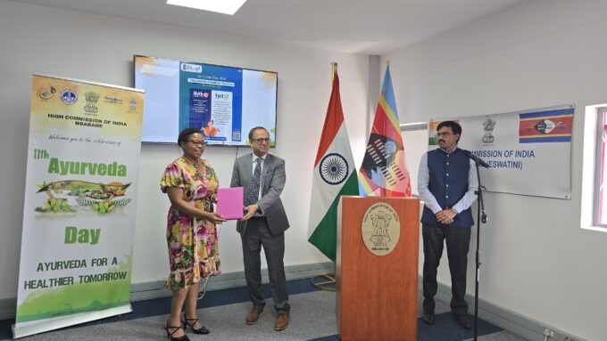 Shri Ajay Kumar Sharma presents a token of appreciation to Dr Thabile Ndlovu of the University of Eswatini after her presentation on traditional medicine. Photo: X/@IndiaEswatini
