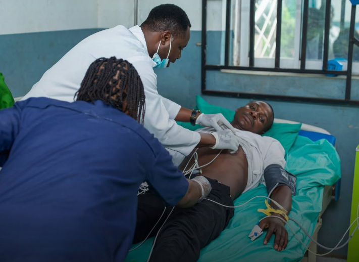 A doctor attends to one of the victims receiving treatment in hospital following the suspected alcohol poisoning outbreak in Ondo State, Nigeria. Photo: France 24