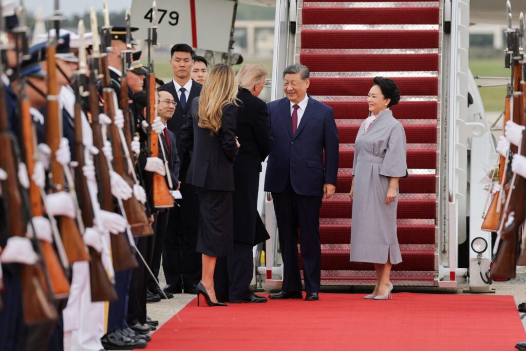 US President Donald Trump and first lady Melania Trump greet Chinese President Xi Jinping and his wife Peng Liyuan as they arrive ahead of a state visit at Joint Base Andrews, Maryland, US, September 23, 2026. REUTERS/Jonathan Ernst
