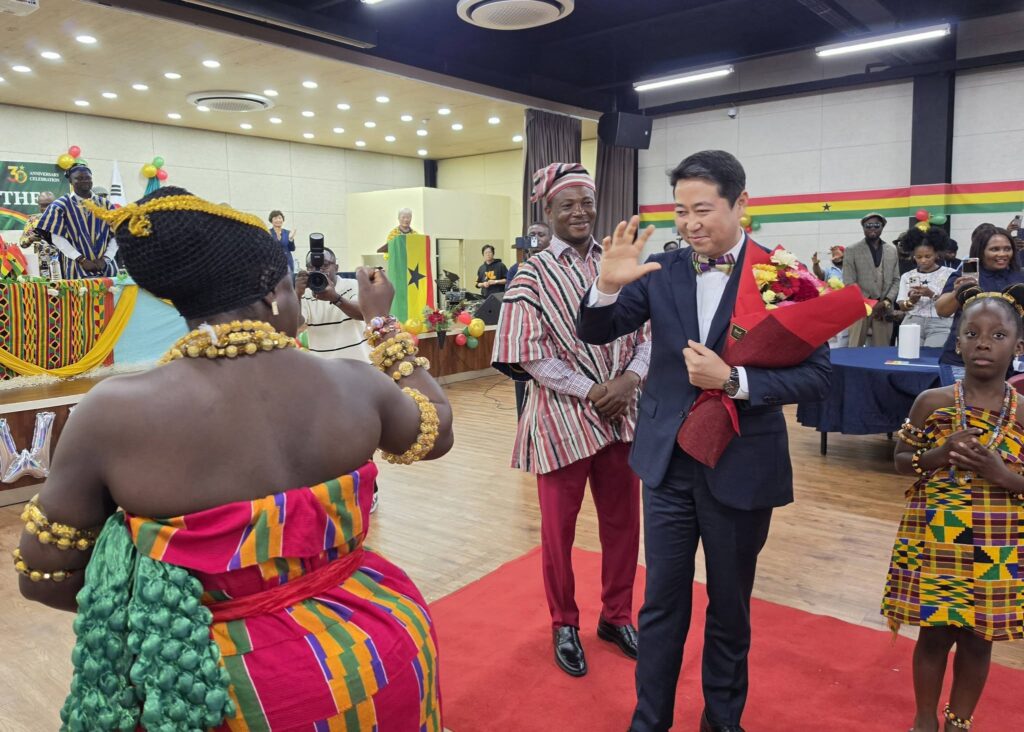 hana’s Ambassador to South Korea, Kojo Choi, receives flowers during GHANASKO’s 30th anniversary celebration. Photo: Kojo Choi/Facebook